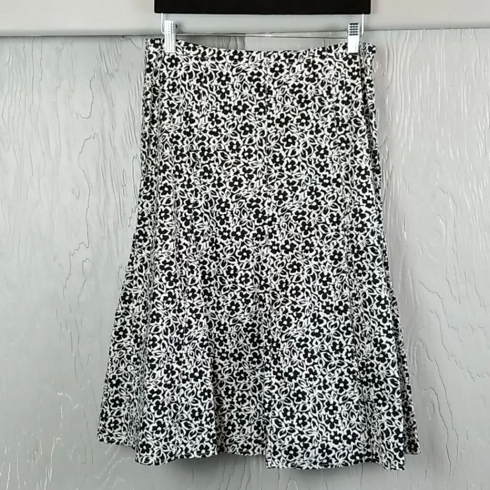 💚5/$20💚 LIZ CLAIBORN black and white floral skirt